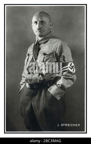 JULIUS STREICHER Archivio partito nazista membro indossando una swastika armband studio ritratto Julius Streicher in uniforme. (1885-1946) ritratto politico tedesco 1937. Streicher nazista Germania Gaoleiter von Nurnberg, è stato il fondatore e editore di Der Stürmer un giornale razzista anti-ebraico, utilizzato dalla macchina nazista Propaganda per pubblicare atroci maligni. Fu giustiziato nel 1946 per crimini di guerra contro l'umanità. Foto Stock