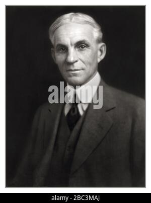 Henry Ford, 1900's formale elegante studio ritratto, fondatore, industriallist benefactor e visionario della American Ford Motor Company Inc. Henry Ford Portrait Low Key Black sfondo USA America Foto Stock