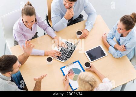 Team aziendale presso l'ufficio Foto Stock