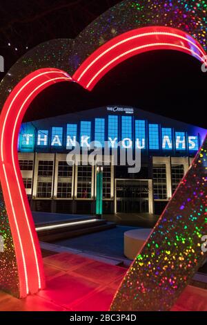 Londra, Regno Unito. 02nd Apr, 2020. SSE Arena Wembley è illuminato in blu con un messaggio "grazie NHS". A 8pm, le persone di tutto il Regno Unito hanno partecipato a un "Clap for the NHS" per applaudire i lavoratori NHS per il loro duro lavoro che combattono la pandemia di coronavirus COVID-19. Credito: Chris Aubrey/Alamy Live News Foto Stock