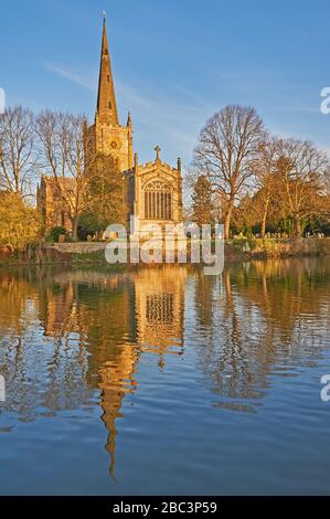 La chiesa della Santissima Trinità, Stratford-upon-Avon, Warwickshire, luogo di sepoltura di William Shakespeare si riflette nel fiume Avon Foto Stock