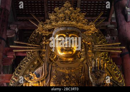 Statua del Buddha d'oro nella sala principale del Tempio Todaiji, Nara, Giappone Foto Stock