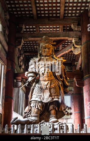 Il guardiano della statua del Buddha (Komokuten) presso la Sala del Grande Buddha del Tempio Todaiji, Nara, Giappone Foto Stock