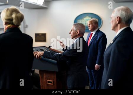 Direttore del National Institute of Allergy and Infectious Diseases Dr. Anthony Fauci risponde a una domanda dei giornalisti durante il quotidiano COVID-19, briefing coronavirus nella Sala Stampa Briefing della Casa Bianca 31 marzo 2020 a Washington, DC. In piedi da sinistra a destra sono: Coronavirus Task Force Response Coordinator Deborah Birx, Direttore del National Institute of Allergy and Infectious Diseases Dr. Anthony Fauci, Presidente Donald Trump e Vice Presidente Mike Pence. Foto Stock