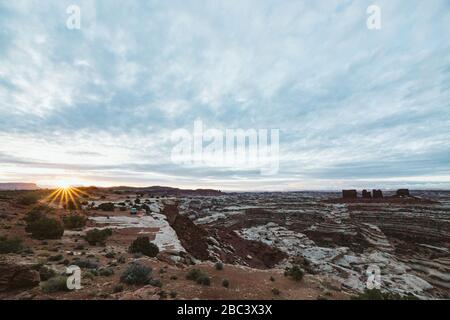 sun si trova sul Maze, parte del parco nazionale Canyonlands Utah Foto Stock