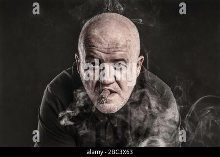 Cigar Smoking metà anni Cinquanta maschio Headshot Foto Stock