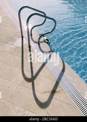 Primo piano della scala della piscina Foto Stock