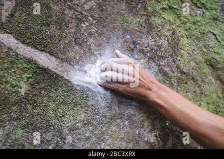 Primo piano di una mano di scalatore su roccia Foto Stock