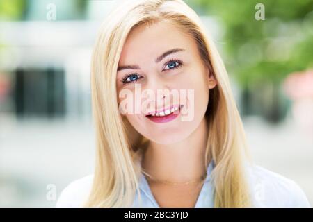 Giovane imprenditrice sorridente Foto Stock
