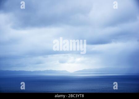 Isola di Catalina distante vista da San Pedro Hill con nuvole sovrastate Foto Stock