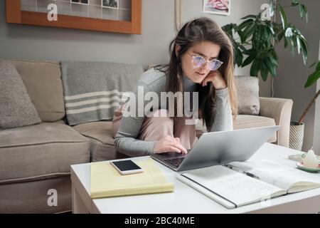 Primo piano di Young Woman Working from Home COVID Foto Stock