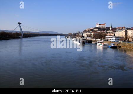 Bratislava vista sul fiume in una giornata di sole Foto Stock