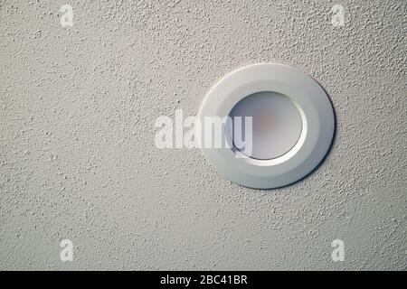 Plafoniera a LED su soffitto bianco a spackle testurizzato Foto Stock