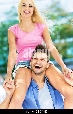 Coppia giovane avendo divertimento all'aperto Foto Stock