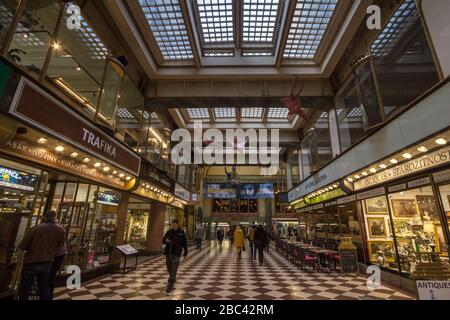 PRAGA, CECHIA - 31 OTTOBRE 2019: Persone che camminano nel Palazzo Palac Lucerna di Praga nel centro di Praga, un vecchio centro commerciale con conven Foto Stock