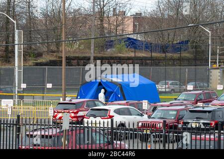 Jersey City, New Jersey, Stati Uniti. 02nd Apr, 2020. Vista generale del sito di test di Covid-19 su Marin Boulevard a Jersey City, New Jersey. Credito obbligatorio: Kostas Lymperopoulos/CSM/Alamy Live News Foto Stock