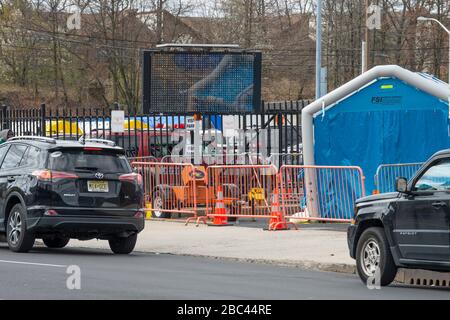 Jersey City, New Jersey, Stati Uniti. 02nd Apr, 2020. Vista generale del sito di test di Covid-19 su Marin Boulevard a Jersey City, New Jersey. Credito obbligatorio: Kostas Lymperopoulos/CSM/Alamy Live News Foto Stock