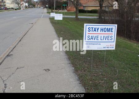 Stay home salva i segni di vita su Lincoln Avenue a Morton Grove, Illinois durante l'epidemia di COVID-19 nel 2020 Foto Stock