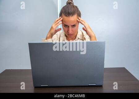 Bruciato lavoratore amministrativo femminile in ufficio Foto Stock