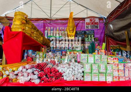 Vari tipi di fuochi d'artificio in un negozio scaffale Foto Stock