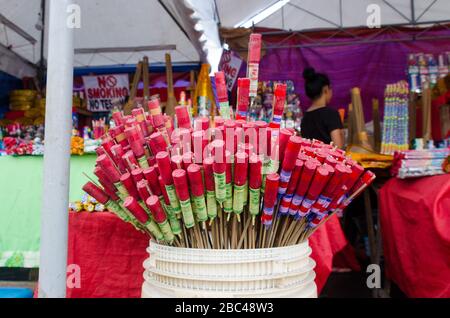 Vari tipi di fuochi d'artificio in un negozio scaffale Foto Stock