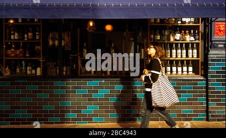 persone che camminano in strada Foto Stock