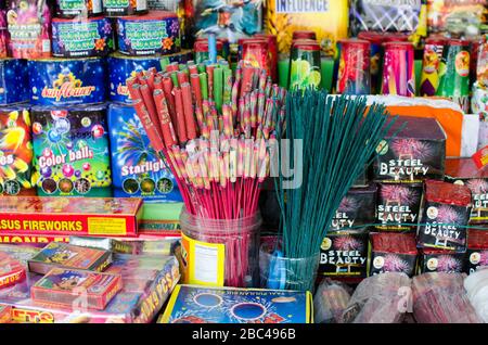 Vari tipi di fuochi d'artificio in un negozio scaffale Foto Stock