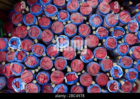 Vari tipi di fuochi d'artificio in un negozio scaffale Foto Stock