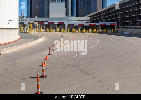 Detroit, Michigan, Stati Uniti. 2nd Apr, 2020. Il Dogana plaza al tunnel tra Detroit e Windsor, Ontario Canada, è vuoto. Il traffico internazionale è stato strettamente limitato a causa della crisi del coronavirus. Credito: Jim West/Alamy Live News Foto Stock