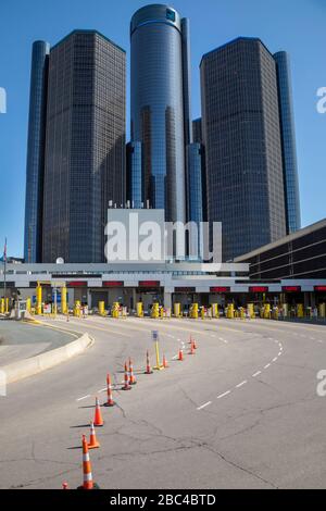 Detroit, Michigan, Stati Uniti. 2nd Apr, 2020. Il Dogana plaza al tunnel tra Detroit e Windsor, Ontario Canada, è vuoto. Il traffico internazionale è stato strettamente limitato a causa della crisi del coronavirus. Credito: Jim West/Alamy Live News Foto Stock