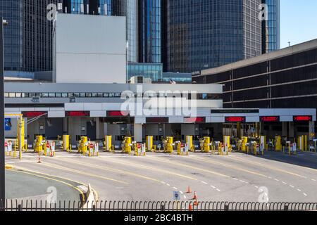 Detroit, Michigan, Stati Uniti. 2nd Apr, 2020. Il Dogana plaza al tunnel tra Detroit e Windsor, Ontario Canada, è vuoto. Il traffico internazionale è stato strettamente limitato a causa della crisi del coronavirus. Credito: Jim West/Alamy Live News Foto Stock