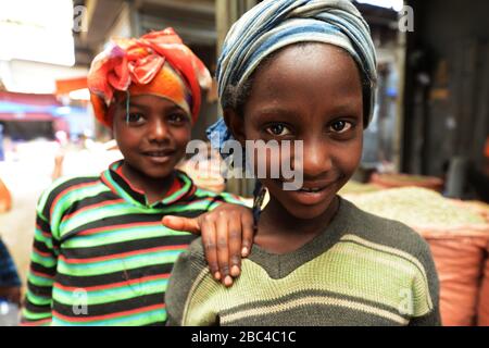 Sorridenti ragazze etiopi al mercato di Addis Abeba, Etiopia. Foto Stock