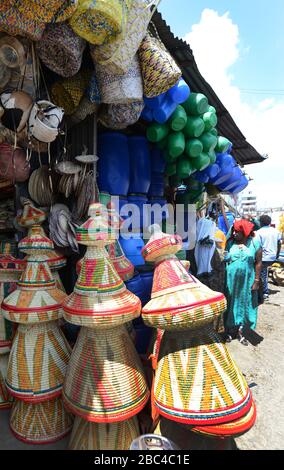 Cesti tradizionali injera in vendita al mercato di Addis Abeba, Etiopia. Foto Stock