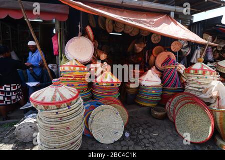 Cesti tradizionali injera in vendita al mercato di Addis Abeba, Etiopia. Foto Stock