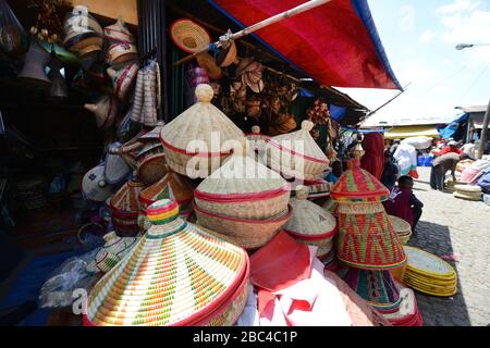 Cesti tradizionali injera in vendita al mercato di Addis Abeba, Etiopia. Foto Stock