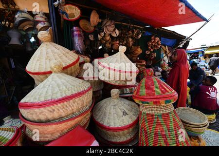 Cesti tradizionali injera in vendita al mercato di Addis Abeba, Etiopia. Foto Stock