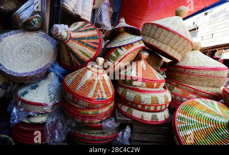 Cesti tradizionali injera in vendita al mercato di Addis Abeba, Etiopia. Foto Stock