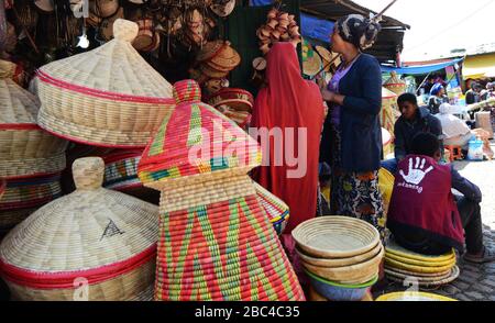 Cesti tradizionali injera in vendita al mercato di Addis Abeba, Etiopia. Foto Stock