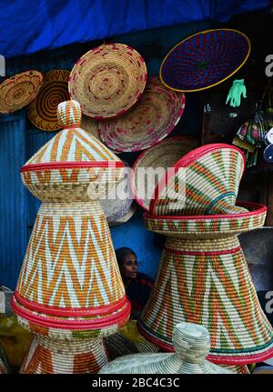 Cesti tradizionali injera in vendita al mercato di Addis Abeba, Etiopia. Foto Stock