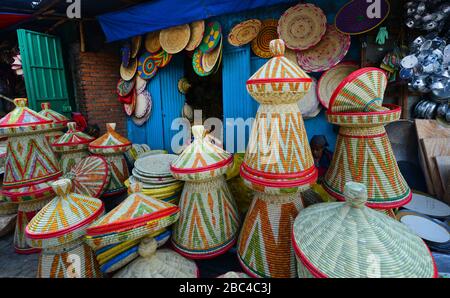 Cesti tradizionali injera in vendita al mercato di Addis Abeba, Etiopia. Foto Stock