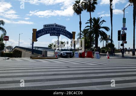 Santa Monica, CA/USA - 21 marzo 2020: La polizia blocca l'ingresso al famoso molo di Santa Monica che è chiuso durante l'epidemia di coronavirus Foto Stock