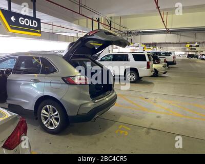 Area di noleggio auto vuota presso l'area di noleggio auto Hertz´s all'aeroporto internazionale di Miami Foto Stock