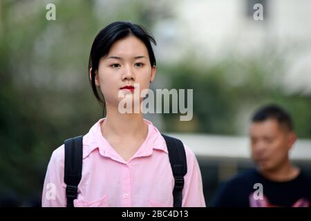 Giovane ragazza cinese in Jianghan Road, Wuhan, Cina Foto Stock