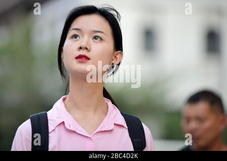 Giovane ragazza cinese in Jianghan Road, Wuhan, Cina Foto Stock