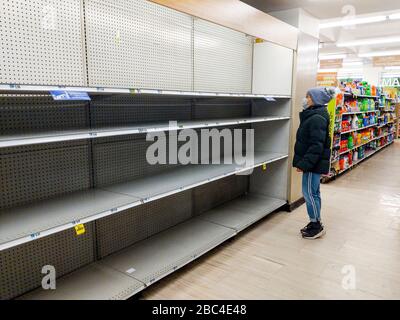 Scaffali vuoti supermercato carta igienica carenza di Coronavirus COVID-19 Pandemic Foto Stock