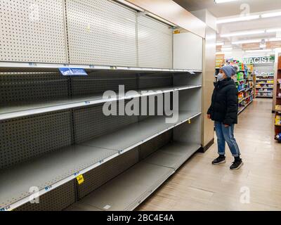 Scaffali vuoti supermercato carta igienica carenza di Coronavirus COVID-19 Pandemic Foto Stock