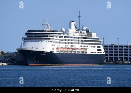 Fort Lauderdale FL, Stati Uniti. 02nd Apr, 2020. La nave da crociera Zaandam è ancorata a Port Everglades. La nave da crociera Holland America è stata in mare negli ultimi 19 giorni dopo che i porti sudamericani hanno negato il loro ingresso a causa del focolaio di coronavirus dopo che le persone sono state testate positive per il COVID-19. Il 2 aprile 2020 a Fort Lauderdale, Florida. Credito: Mpi04/Media Punch/Alamy Live News Foto Stock