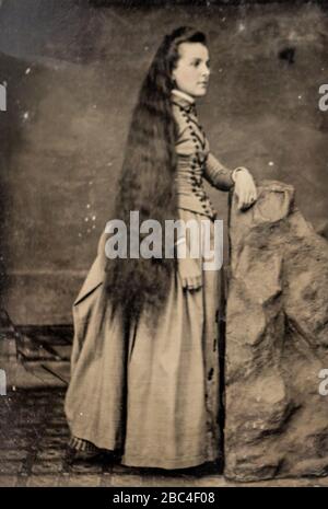 Tintype antico di una donna con capelli lunghi Foto Stock