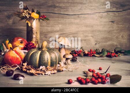 Autunno Ringraziamento con cesto di cipolle, zucche decorative, foglie autunnali, mele, peperoni e frutta granata. Autunno ancora vita arrangieme Foto Stock