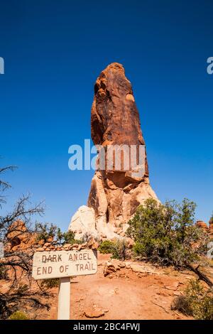 Una fine del segno di sentiero al Dark Angel, una torre di arenaria con un uomo roccia arrampicata su di esso, Arches National Park, Utah, Stati Uniti Foto Stock